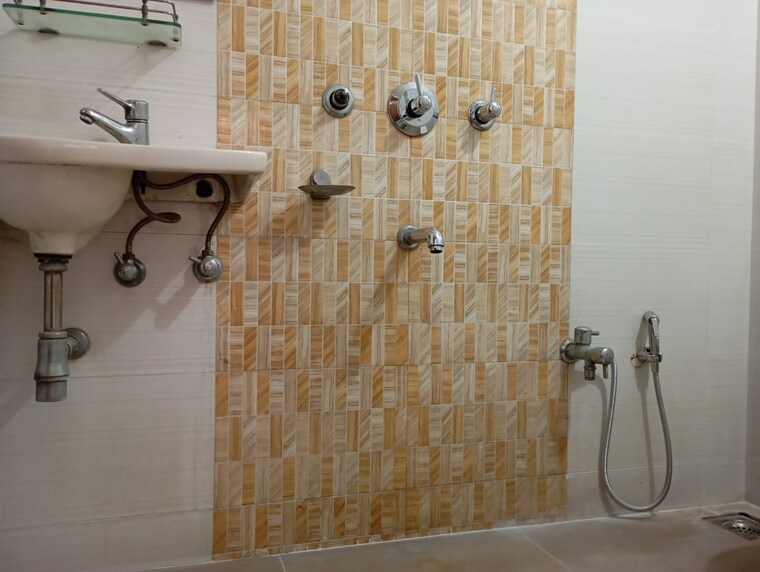 Bathroom, chembur 5 Bedroom 3900 Sq.Ft. Villa In Chembur Mumbai 9555860