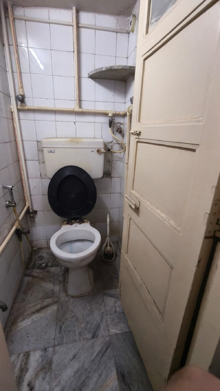 Bathroom, bandra west 1 Bedroom 500 Sq.Ft. Apartment In Bandra West Mumbai 9555921