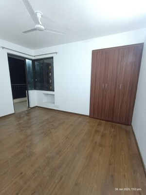 Room in 3 BHK Apartment at RG Luxury Homes, Sector 16b Greater Noida – for Rent