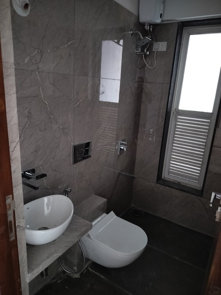 Bathroom, sani-towers 1 Bedroom 525 Sq.Ft. Apartment In Jogeshwari West Mumbai 9556136