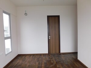 Room in 2 BHK Apartment at Piramal Vaikunth, Balkum Pada – for Rent