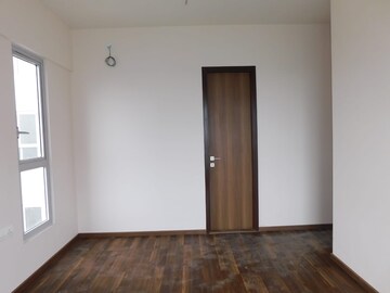 Room in 2 BHK Apartment at Piramal Vaikunth, Balkum Pada – for Rent