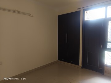 Room in 2 BHK Apartment at Parsvnath Prestige, Sector 93a – for Rent