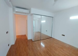 Room in 4 BHK Apartment at DLF The Crest, Sector 54 – for Rent