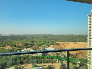 Plot Area in 4 BHK Apartment at DLF The Crest, Sector 54 – for Rent