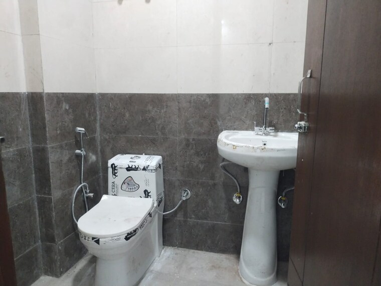 Bathroom, freedom fighters enclave 2 Bedroom 1000 Sq.Ft. Apartment In Freedom Fighters Enclave Delhi 9556334