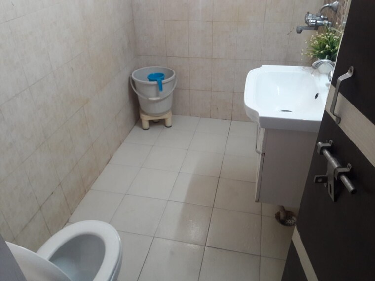 Attached Bathroom, gomti nagar 3 Bedroom 1750 Sq.Ft. Apartment In Gomti Nagar Lucknow 9556445