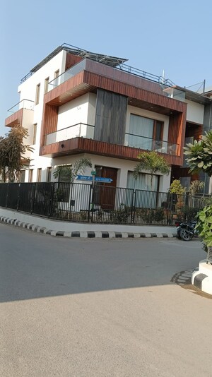 3 BHK Builder Floor For Rent in Aerocity