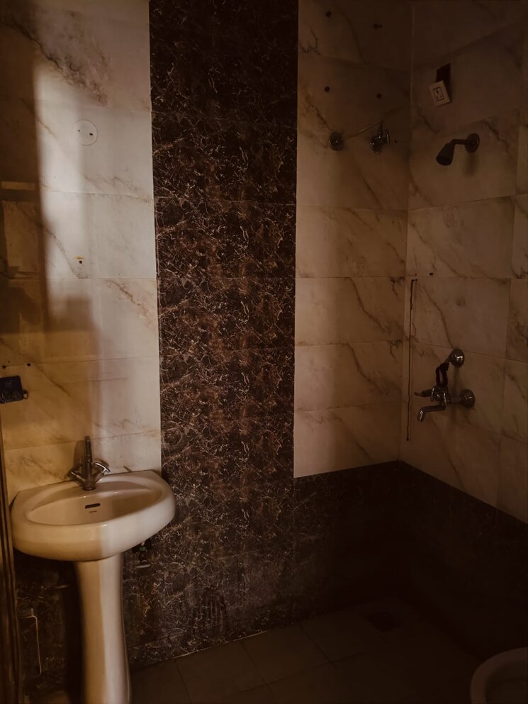 Bathroom, guru-nanak-enclave 3 Bedroom 100 Sq.Yd. Builder Floor In Dhakoli Zirakpur 9556550