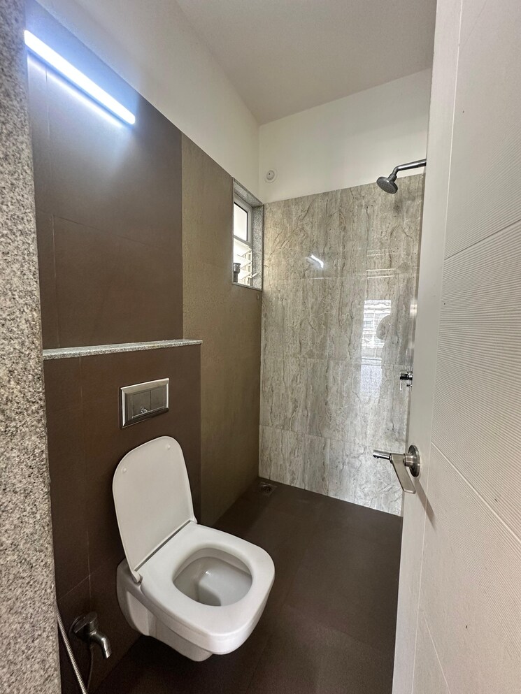 Bathroom, rohan-kritika 3 Bedroom 2000 Sq.Ft. Apartment In Sinhagad Road Pune 9556576