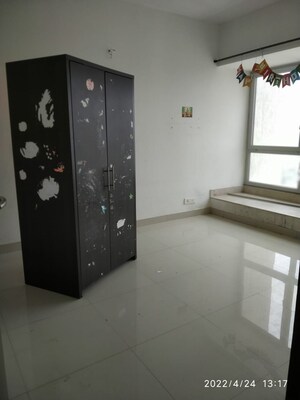 Room in 3 BHK Apartment at DB Woods, Goregaon East – for Rent