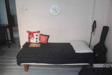 Bedroom in 2 BHK Apartment at Shreenathji Kolina, Santacruz East – for Rent