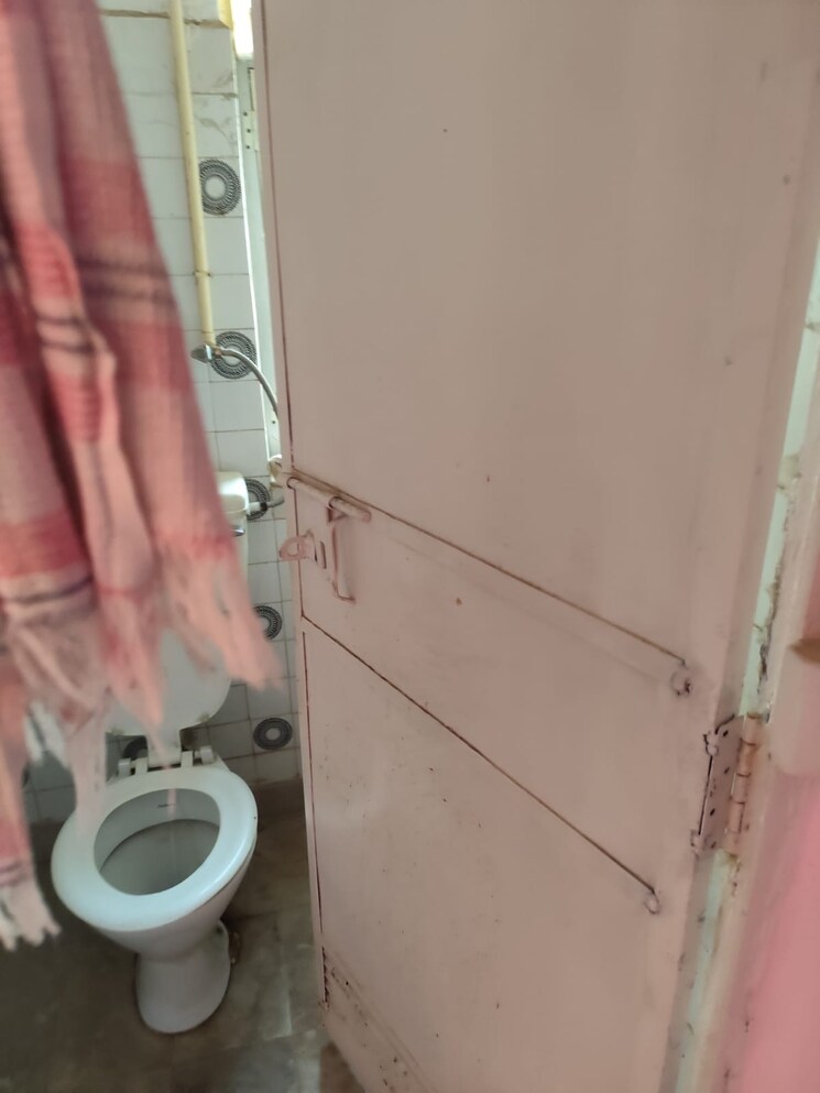 Bathroom, munirka 5 Bedroom 250 Sq.Yd. Builder Floor In Munirka Delhi 9556646