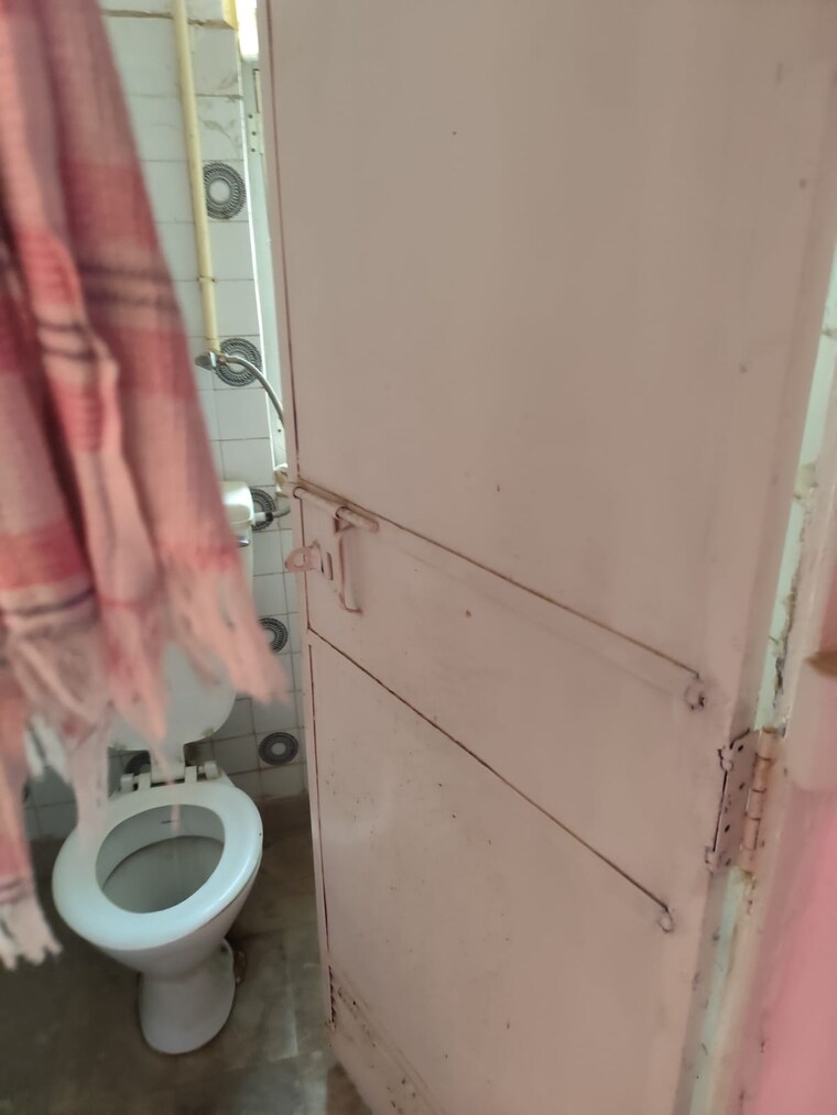 Bathroom, munirka 5 Bedroom 250 Sq.Yd. Builder Floor In Munirka Delhi 9556646