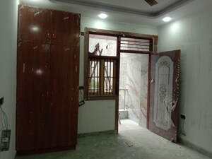 Room in 3 BHK Builder Floor at Dwarka Mor – for Sale