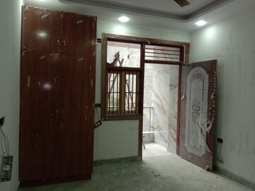 Room in 3 BHK Builder Floor at Dwarka Mor – for Sale