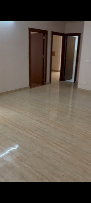 Room in 3 BHK Apartment at Amrapali Golf Homes, Sector 4 Greater Noida – for Rent