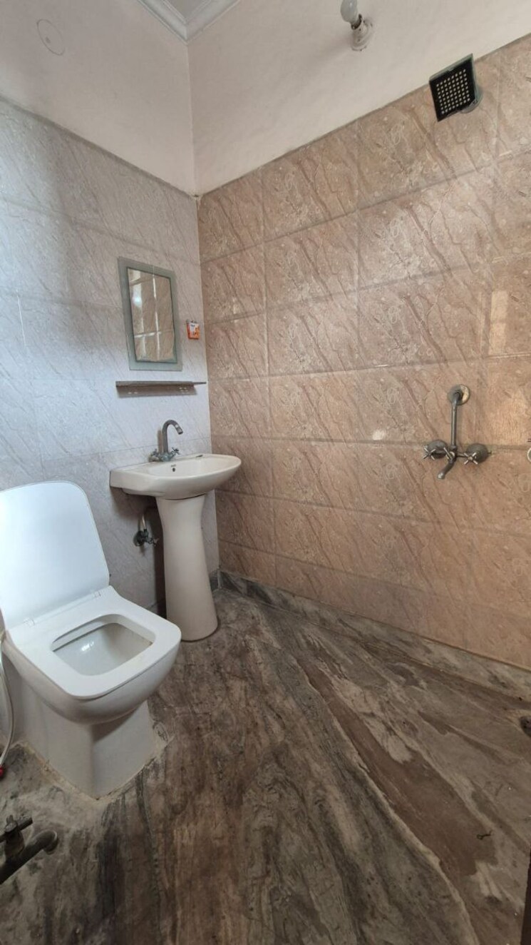 Bathroom, sainik colony 2 Bedroom 810 Sq.Ft. Builder Floor In Sainik Colony Faridabad 9556850