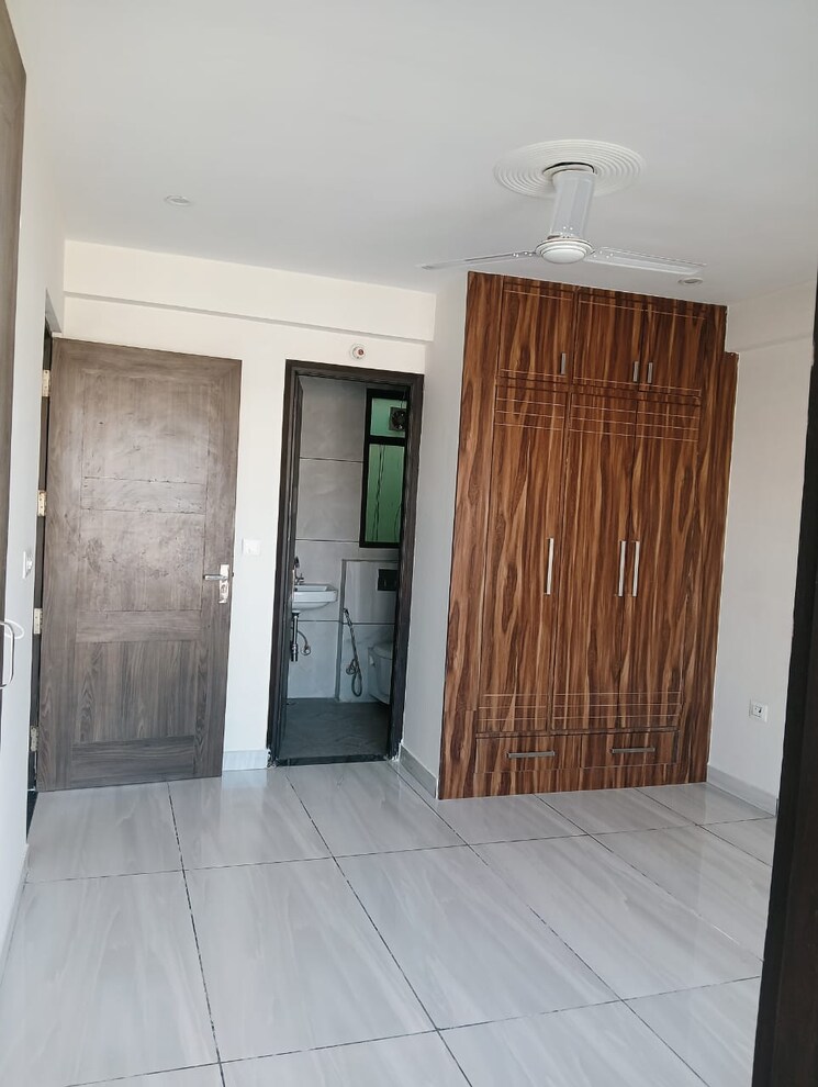 Room, sector 45 2 Bedroom 1000 Sq.Ft. Builder Floor In Sector 45 Gurgaon 9556897