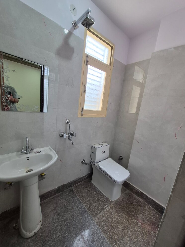 Bathroom, sector 4 dwarka 3 Bedroom 1500 Sq.Ft. Apartment In Sector 4 Dwarka Delhi 9556948