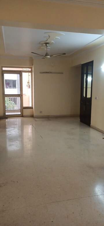 Furnished Amenities in 4 BHK Apartment at Emerald Green, Sector 52 – for Rent