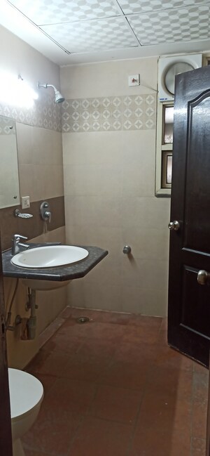 Furnished Amenities in 4 BHK Apartment at Emerald Green, Sector 52 – for Rent