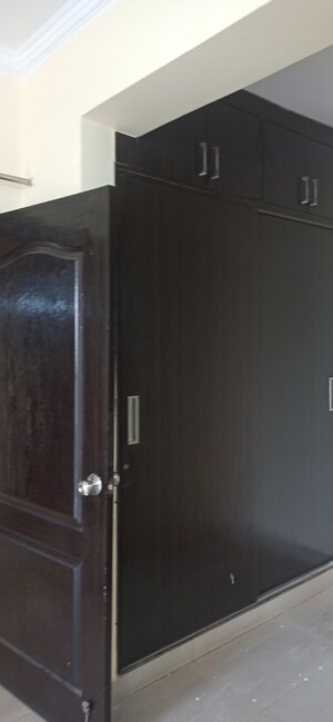 Furnished Amenities in 4 BHK Apartment at Emerald Green, Sector 52 – for Rent