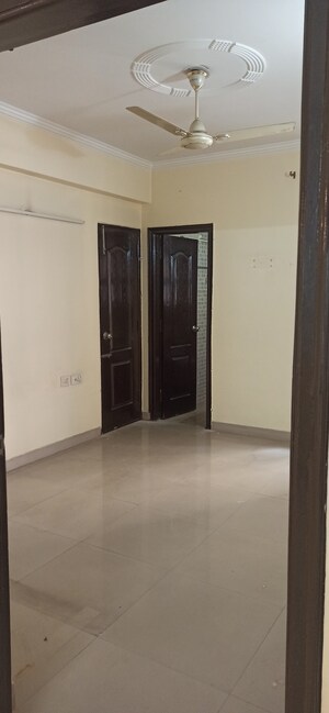 Furnished Amenities in 4 BHK Apartment at Emerald Green, Sector 52 – for Rent