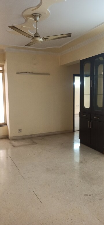 Furnished Amenities in 4 BHK Apartment at Emerald Green, Sector 52 – for Rent