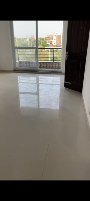 Room in 3 BHK Apartment at Umang Summer Palms, Sector 86 – for Rent