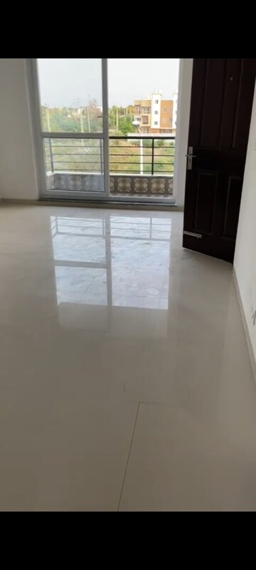 Room in 3 BHK Apartment at Umang Summer Palms, Sector 86 – for Rent