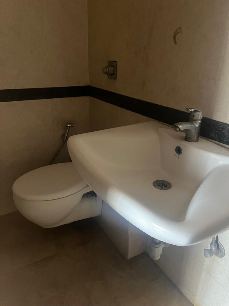 Bathroom, skyi-songbirds 3 Bedroom 1500 Sq.Ft. Apartment In Bavdhan Pune 9556967