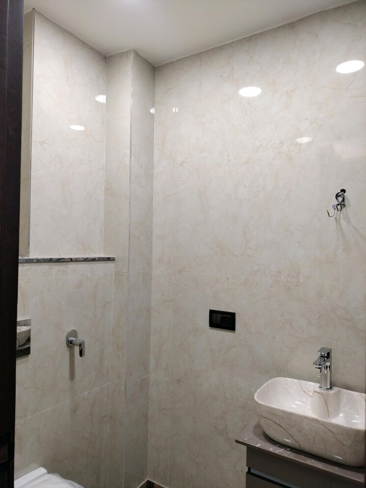 Bathroom, sector 12 dwarka 2 Bedroom 1100 Sq.Ft. Apartment In Sector 12 Dwarka Delhi 9557022