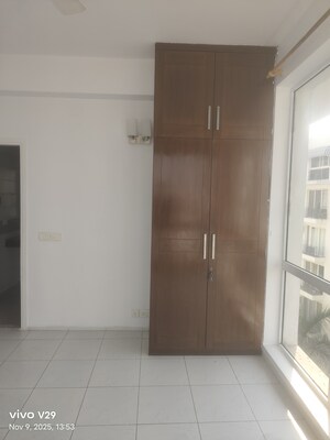 Room in 2.5 BHK Apartment at Ansal Sushant Estate, Sector 52 – for Rent
