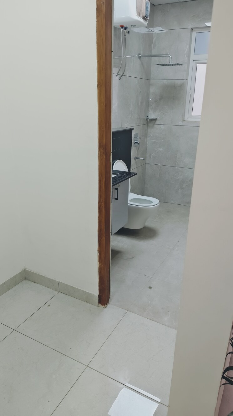 Bathroom, amrapali-verona-heights-phase-ii 3 Bedroom 2176 Sq.Ft. Apartment In Amrapali Leisure Valley Greater Noida 9557068