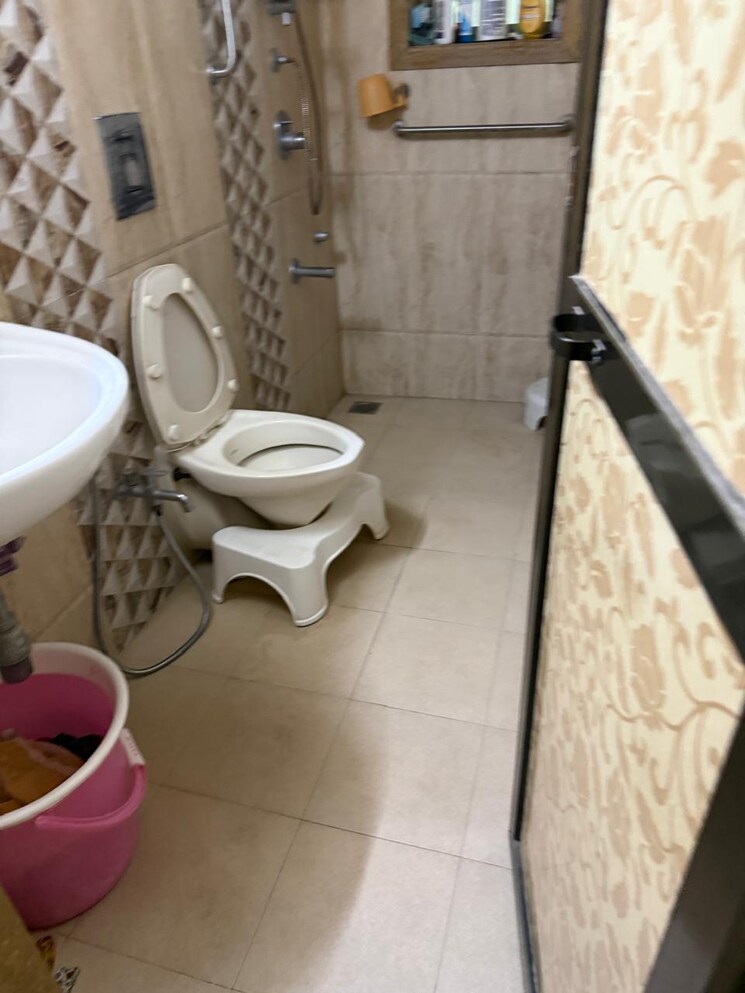Bathroom, navjivan-colony 2 Bedroom 750 Sq.Ft. Apartment In Mahim Mumbai 9557066
