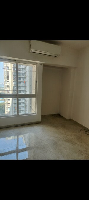 Room in 2 BHK Apartment at Lodha Amara, Kolshet Road – for Sale