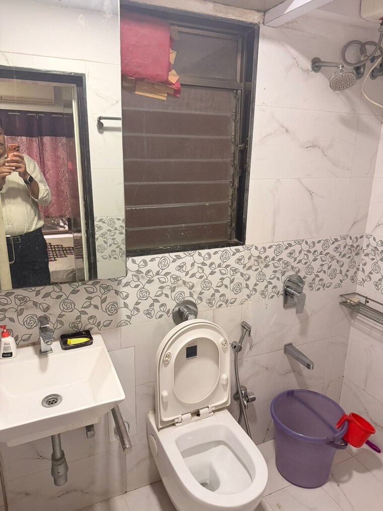 Bathroom, andheri east 1 Bedroom 400 Sq.Ft. Apartment In Andheri East Mumbai 9557274