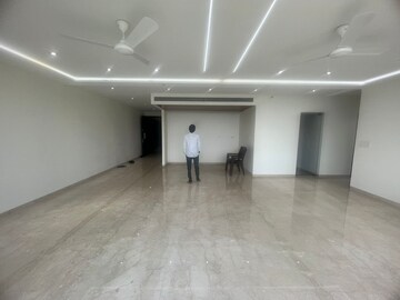 Room in 3 BHK Apartment at Oberoi Realty Esquire, Goregaon East – for Rent