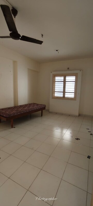 Room in 3 BHK Apartment at Paldi – for Rent