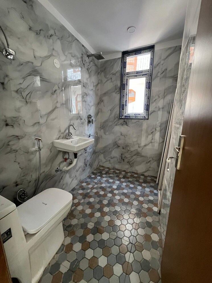 Bathroom, chattarpur 2 Bedroom 850 Sq.Ft. Builder Floor In Chattarpur Delhi 9557496