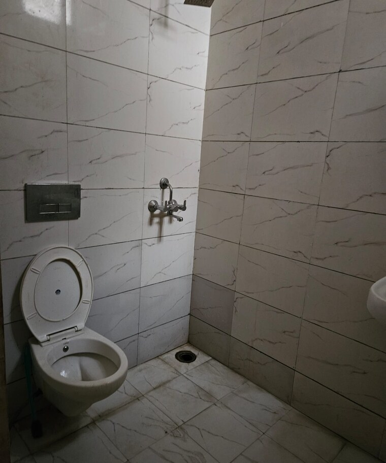 Bathroom, silver-city-extention 3 Bedroom 1800 Sq.Ft. Apartment In Vip Road Zirakpur 9557602