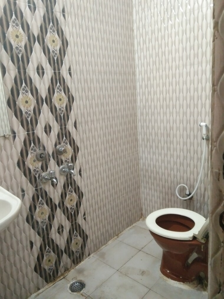 Bathroom, rajpur khurd extension 1.5 Bedroom 500 Sq.Ft. Builder Floor In Rajpur Khurd Extension Delhi 9557635