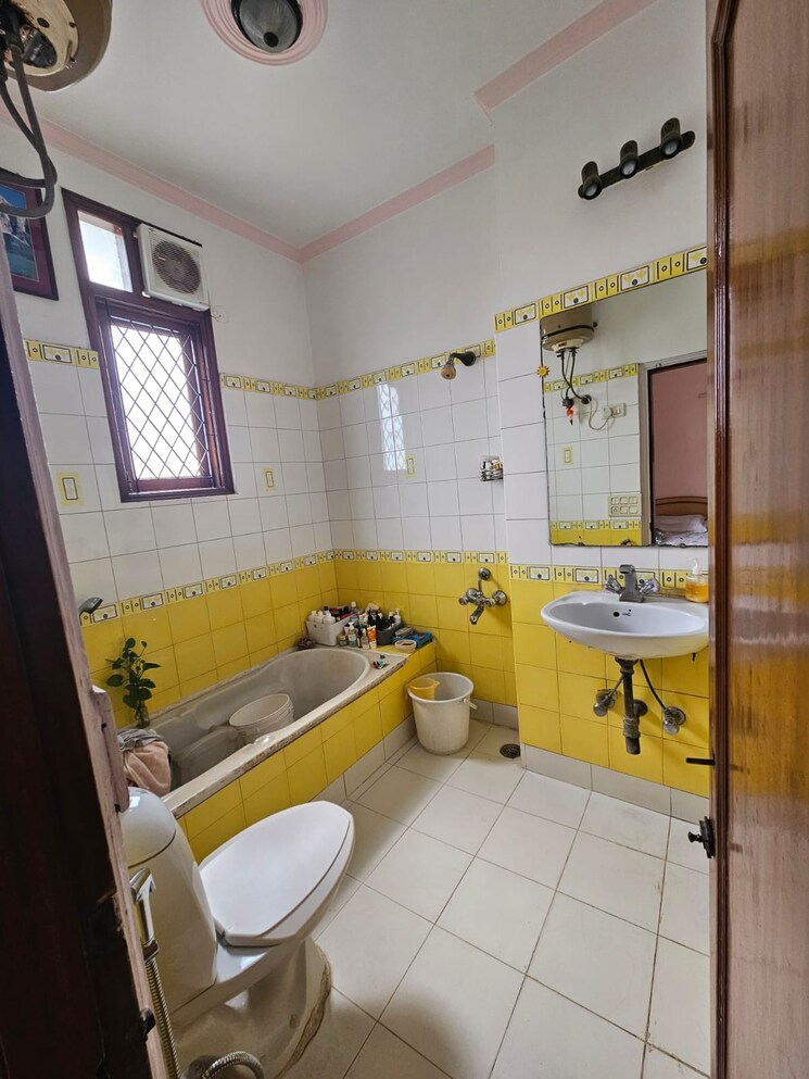 Master Bedroom, saket 4 Bedroom 2000 Sq.Ft. Builder Floor In Saket Delhi 9557629