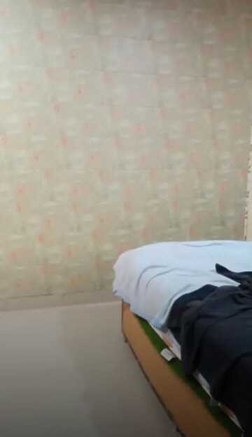 Bedroom in 1 BHK Apartment at Husainganj – for Rent