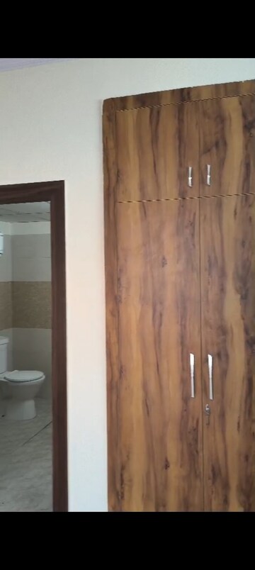 Furnished Amenities in 2.5 BHK Apartment at Amrapali Golf Homes, Sector 4 Greater Noida – for Rent