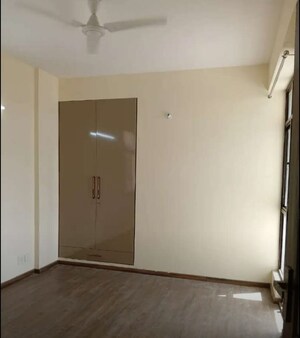 Room in 3 BHK Apartment at Hazratganj – for Rent