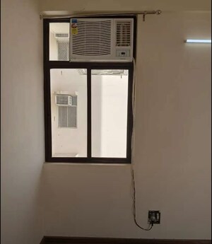 Room in 3 BHK Apartment at Hazratganj – for Rent