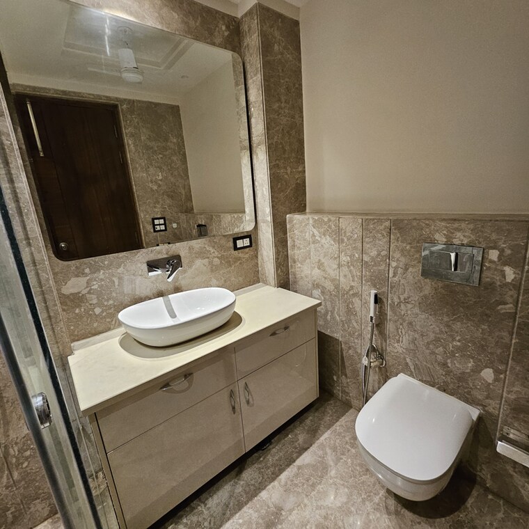 Bathroom, new rajinder nagar 3 Bedroom 255 Sq.Yd. Builder Floor In New Rajinder Nagar Delhi 9557934