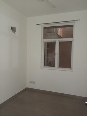 Room in 2.5 BHK Apartment at Mahagun Mywoods, Sector 16c Greater Noida – for Rent